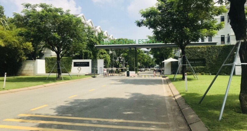cong chinh vao kdc 810x430 - Giá mua bán nhà Biệt thự nguyên căn Khu dân cư Nine South Nhà Bè T1/2025