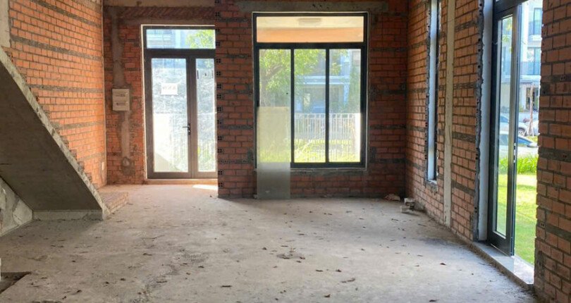 hien trang nha ban tho ben trong nguyen trang cdt 810x430 - Giá mua bán nhà Biệt thự nguyên căn khu dân cư Lavila Nhà Bè t1/2025