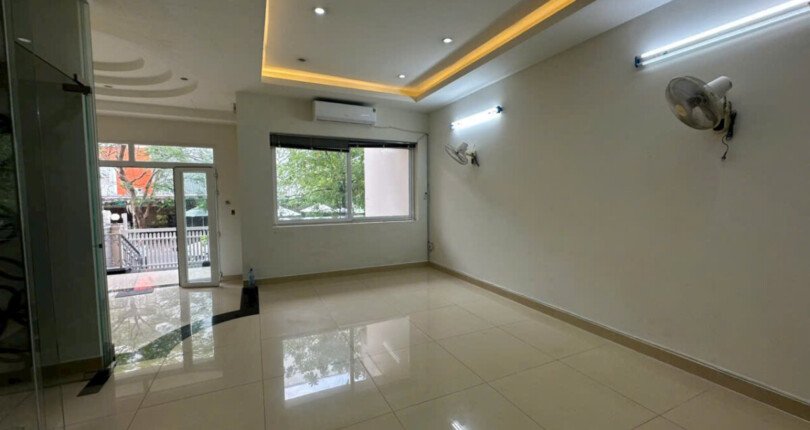 hien trang nha thiet ke van phong nguyen san trong 810x430 - Giá cho thuê tòa nhà văn phòng nguyên căn Đường số 9 kdc Him Lam Quận 7 T1/2025