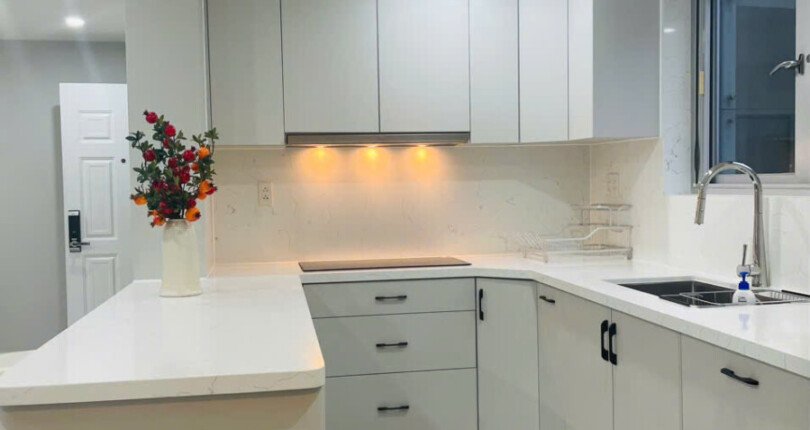 khong gian bep 1 810x430 - Giá mua bán căn hộ 3 phòng ngủ block 3A chung cư Garden Court 2 Quận 7 T1/2025