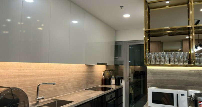 khong gian bep 810x430 - Bán căn hộ 2pn diện tích 94m2, căn góc chung cư Empire City giá 12,8 tỷ