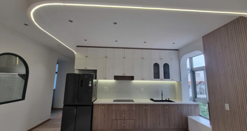 khong gian bep rong rai 4 810x430 - Giá mua bán căn hộ 3 phòng ngủ Block 2A chung cư Sky Garden 2 Quận 7 T1/2025