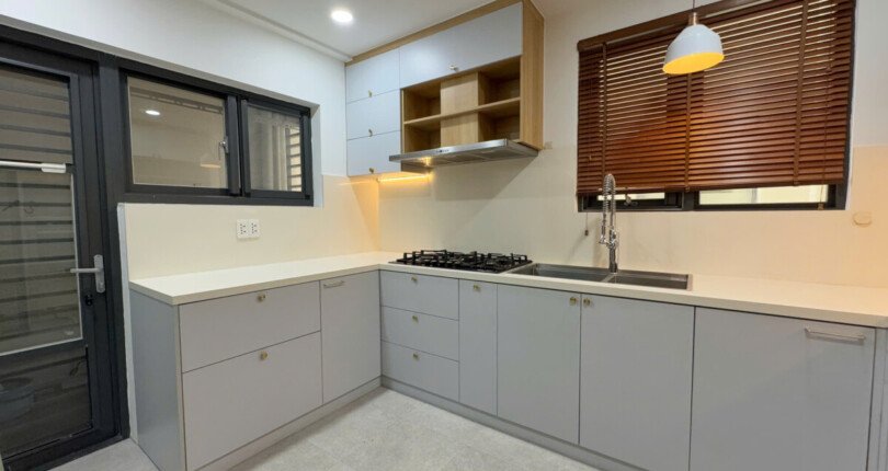 khong gian bep rong rai 5 810x430 - Giá mua bán căn hộ 3 phòng ngủ Block B số 03 chung cư Nam Phúc Le Jardin Quận 7 T1/2025