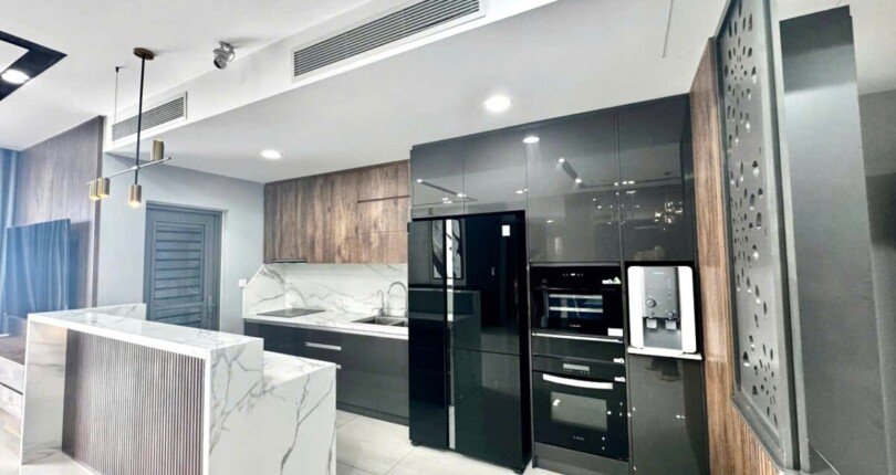 khong gian bep rong rai 6 810x430 - Giá mua bán căn hộ 3 phòng ngủ block C chung cư Riverpark Premier Quận 7 T1/2025