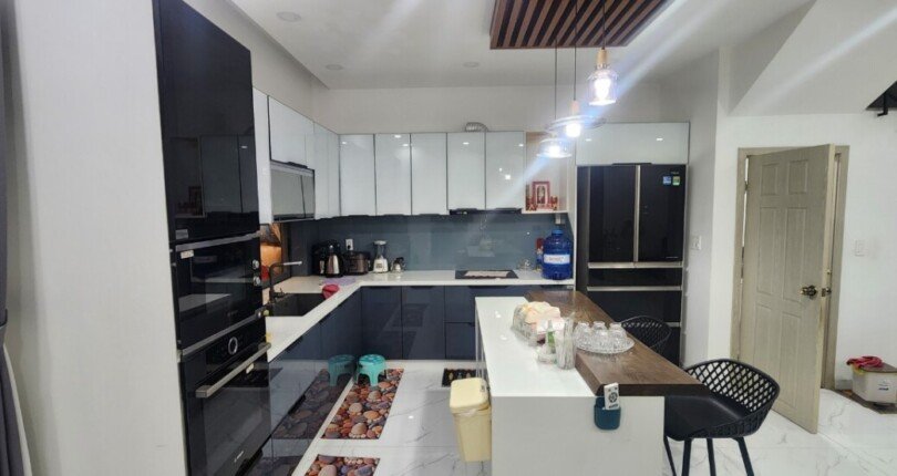 khong gian bep rong rai sang trong 810x430 - Giá mua bán nhà Biệt thự nguyên căn Đường số 5 kdc Lavila giai đoạn 1 Nhà Bè T1/2025