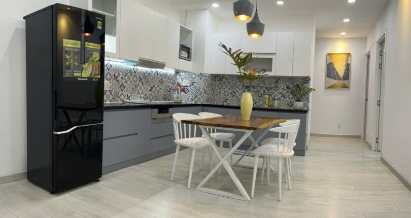 khong gian bep va phong an rong rai 810x430 - Giá mua bán căn hộ 3 phòng ngủ Blockk 2e chung cư Sky Garden 1 Quận 7 T1/2025