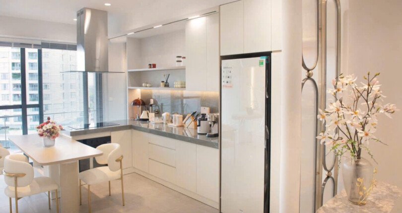 khong gian bep va phong an rong rai can ho ban 810x430 - Giá mua bán căn hộ 2 phòng ngủ chung cư The Antonia Phú Mỹ Hưng Quận 7 T1/2025