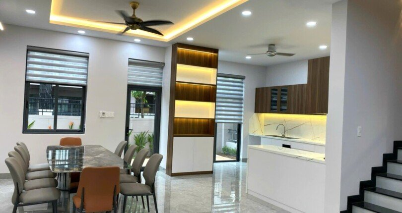 khong gian phong an va bep rong rai 810x430 - Giá cho thuê nhà Biệt thự nguyên căn 5 phòng ngủ số 37 nội khu Zeitgeist Nhà Bè T1/2025