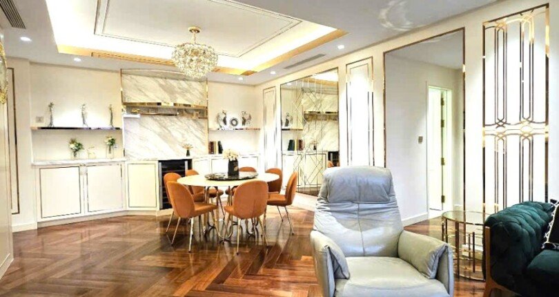 khong gian phong khach can ho ban 810x430 - Giá mua bán căn hộ 2 phòng ngủ Block B view sông chung cư Riverpark Premier Phú Mỹ Hưng