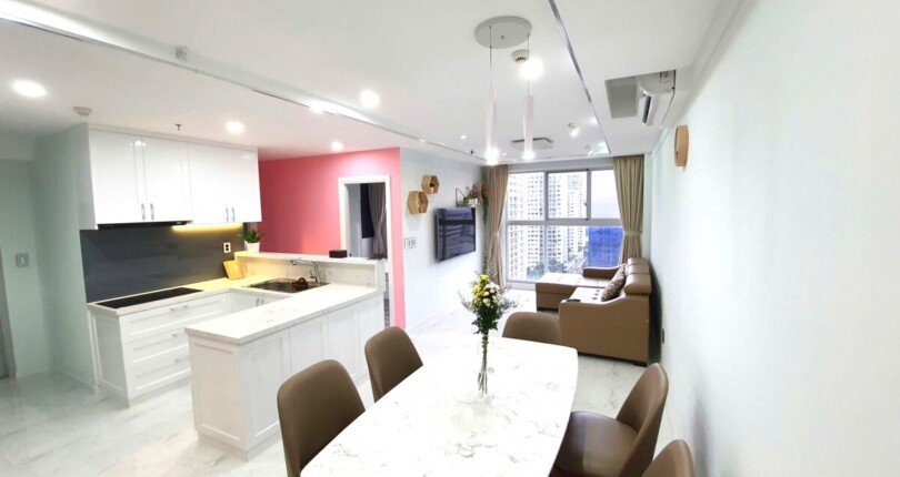 khong gian phong khach rong rai 810x430 - Giá mua bán căn hộ 2 phòng ngủ Block A chung cư Scenic Valley 2 Quận 7 T1/2025