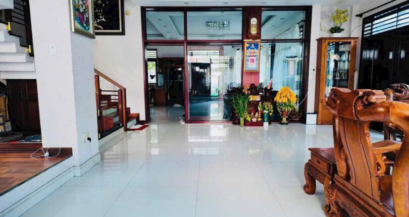 khong gian phong khach tang tret nha dat ban 810x430 - Giá mua bán nhà Biệt thự nguyên căn mặt Đường số 17 Khu dân cư Sadeco Ven Sông Quận 7 T1/2025