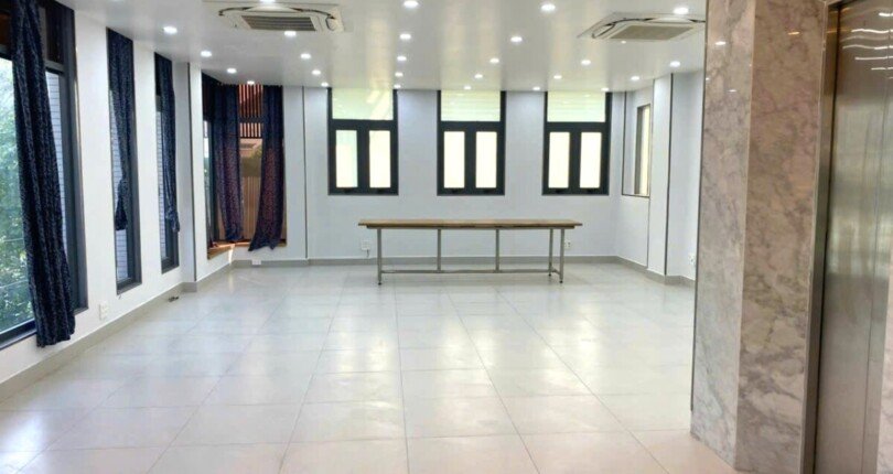 khu vuc sanh cho thang may rong rai 810x430 - Giá mua bán tòa nhà văn phòng nguyên căn đường D5 phường Tân Thuận Tây Quận 7 T1/2025
