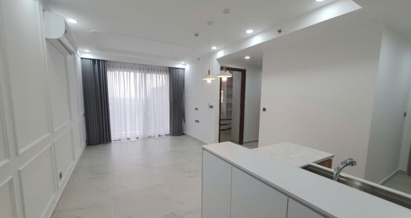 phong khach can ho ban 13 810x430 - Giá mua bán căn hộ 2pn Block D lầu 14 view biệt thự chung cư Midtown m7 T1/2025