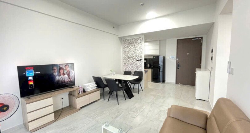phong khach can ho ban rong rai sang trong 810x430 - Giá mua bán căn hộ 2 phòng ngủ chung cư Cardinal Court Quận 7 T1/2025