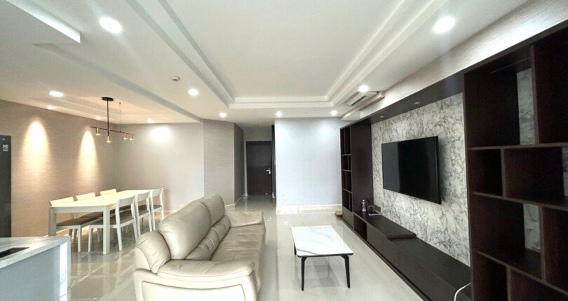 phong khach can ho rong rai 810x430 - Duy nhất bán căn hộ Riverpark Premier, 130m2, view sông và hồ bơi giá 14,5 tỷ