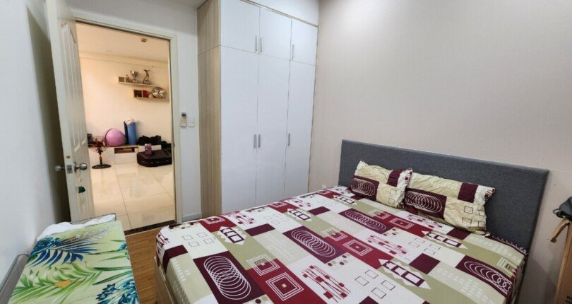 phong ngu can ho ban 24 810x430 - Cần bán căn hộ chung cư Scenic Valley 1, 77m2, căn góc, giá 5.7 tỷ , nội thất căn hộ đầy đủ, xem nhà dễ.