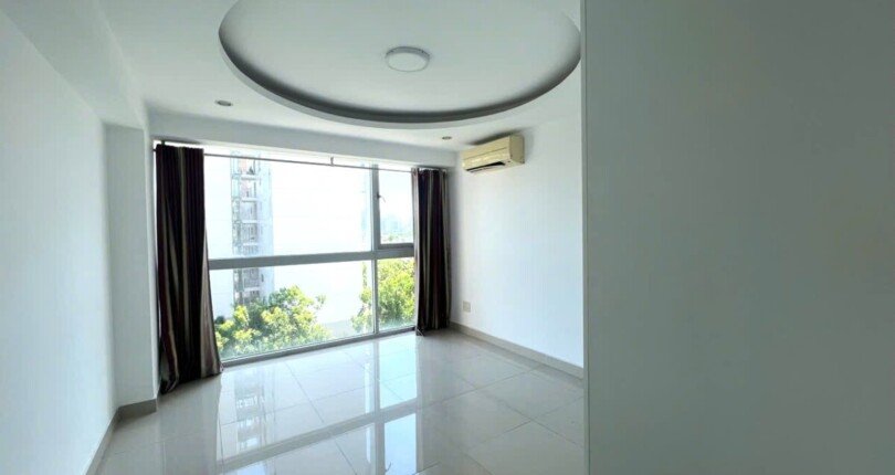 phong ngu co cua so rong rai 810x430 - Giá mua bán căn hộ 2 phòng ngủ block 1C chung cư Garden Court 1 Quận 7 T1/2025