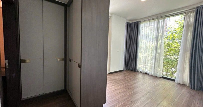 phong ngu master rong rai 810x430 - Giá mua bán căn hộ 2 phòng ngủ 105m2 Tháp Tilia chung cư Empire City Thủ Thiêm