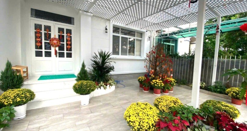 san vuon truoc nha biet thu ban 810x430 - Giá mua bán nhà Biệt thự nguyên căn số 29 Nội khu Mỹ Thái 1c Quận 7 T1/2025