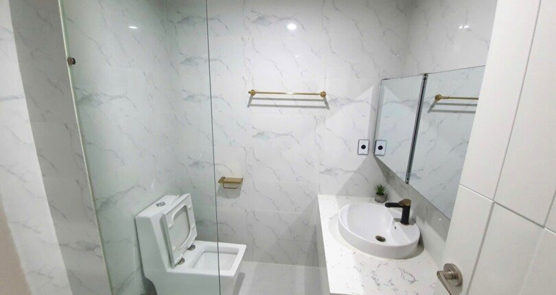 toilet can ho ban 2 810x430 - Giá mua bán căn hộ 2 phòng ngủ Block A chung cư Scenic Valley 2 Quận 7 T1/2025
