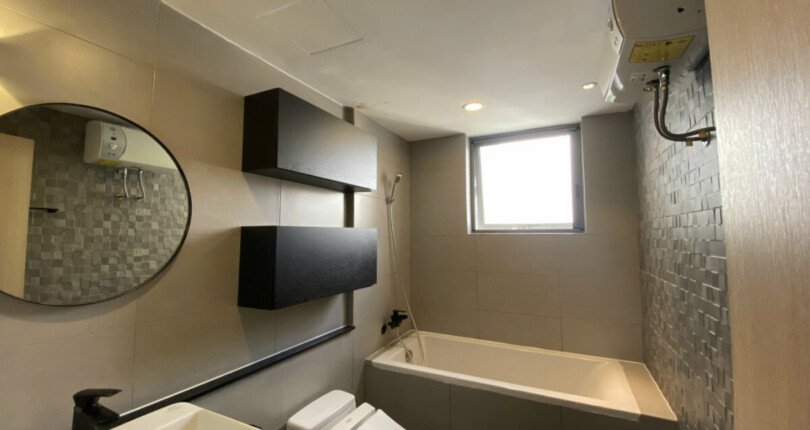 toilet can ho co bon tam nam 810x430 - Giá mua bán căn hộ 3 phòng ngủ số 01 Block B chung cư Riverpark Premier Quận 7 T1/2025