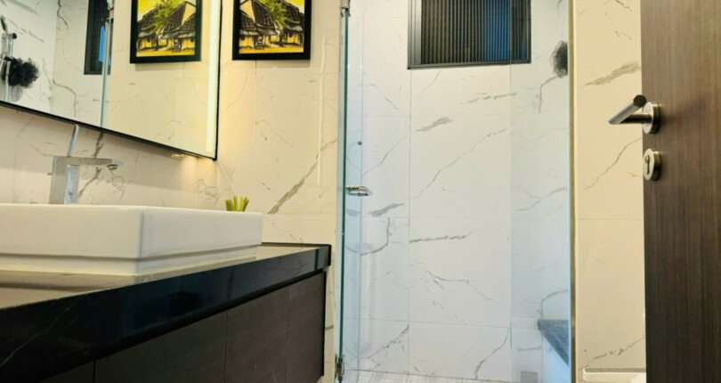 toilet day du thiet bi noi that 810x430 - Giá mua bán căn hộ 2 phòng ngủ Tháp Linden chung cư Empire City Thủ Thiêm T1/2025