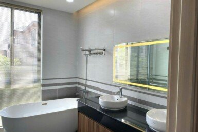 toilet-phong-ngu-co-bon-tam-nam