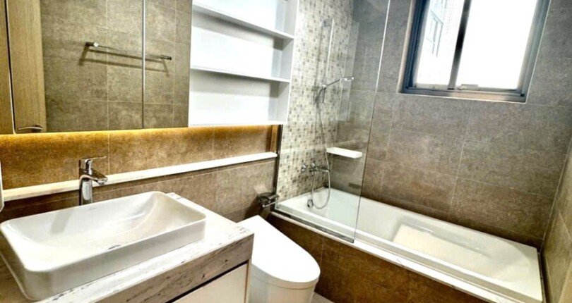 toilet phong ngu master co bon tam nam 810x430 - Giá mua bán căn hộ 3 phòng ngủ block C chung cư Riverpark Premier Quận 7 T1/2025