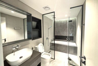 toilet-sang-trong-co-bon-tam-nam