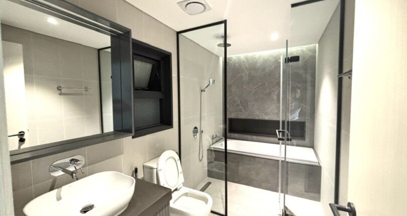 toilet sang trong co bon tam nam 810x430 - Giá cho thuê căn hộ 3 phòng ngủ Block A chung cư Cardinal Court Quận 7 T1/2025