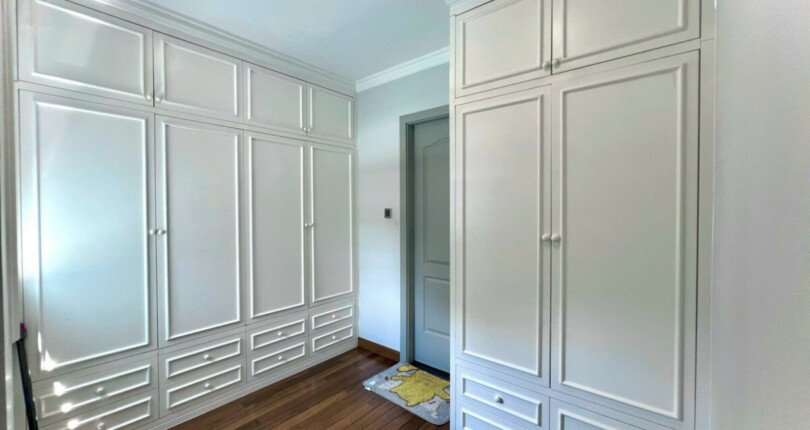 tu quan ao trang sang 810x430 - Giá cho thuê nhà Biệt thự nguyên căn Đường số 3 kdc Nine South Estates Nhà Bè T1/2025