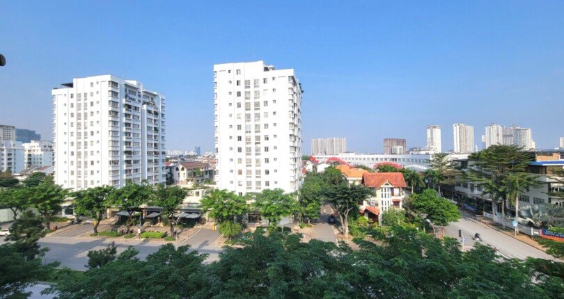 view ban cong phong khach 1 810x430 - Giá mua bán căn hộ 3 phòng ngủ Block C chung cư Nam Khang Phú Mỹ Hưng Quận 7 T1/2025