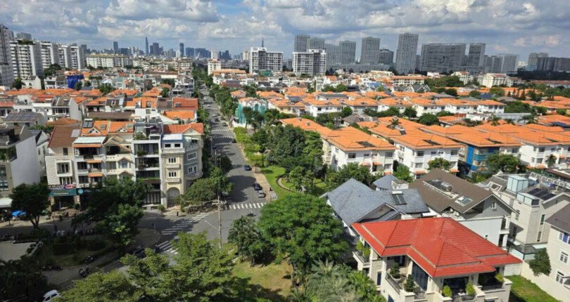 view can ho toan anh khu biet thu canh doi phu my hung rat dep 810x430 - Giá mua bán căn hộ 3 phòng ngủ chung cư Grand View A Quận 7 T1/2025