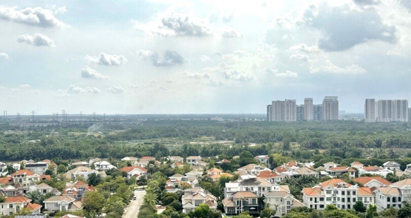 view tu phong khach can ho ban 810x430 - Giá mua bán căn hộ 3 phòng ngủ Block D view biệt thự chung cư Hưng Phúc Happy Residence Quận 7 T1/2025