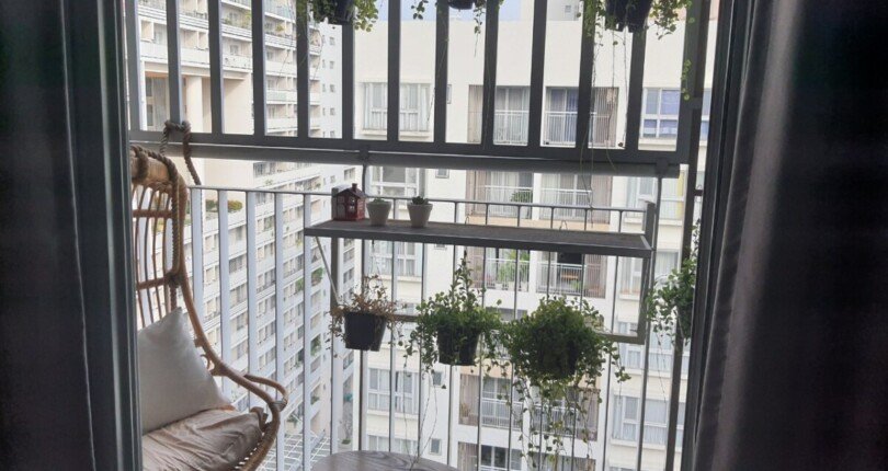 bancon can ho ban 810x430 - Bán căn hộ chung cư Scenic Valley 1, 70m2, tầng cao, giá 5.650 tỷ, view nội khu, thoáng , mát.