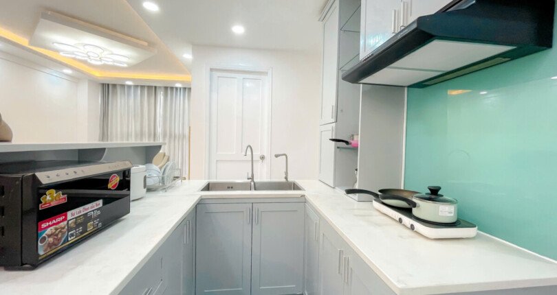 bep can ho ban 12 810x430 - Bán căn hộ chung cư Scenic Valley 2, 77m2,02pn, giá 5.6 tỷ, nhà đang có hợp đồng thuê ổn định.