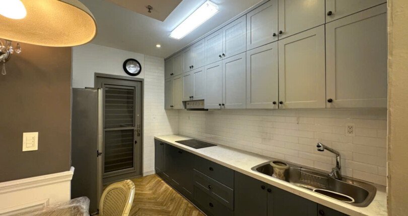 bep can ho ban 8 810x430 - Bán căn hộ chung cư Hưng Phúc, tầng trung, 97m2, giá 7.1 tỷ, nội thất căn hộ đầy đủ, xem nhà dễ.