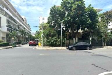 biet-thu-toa-lac-goc-duong-nguyen-cao-va-my-tu-3-quan-7