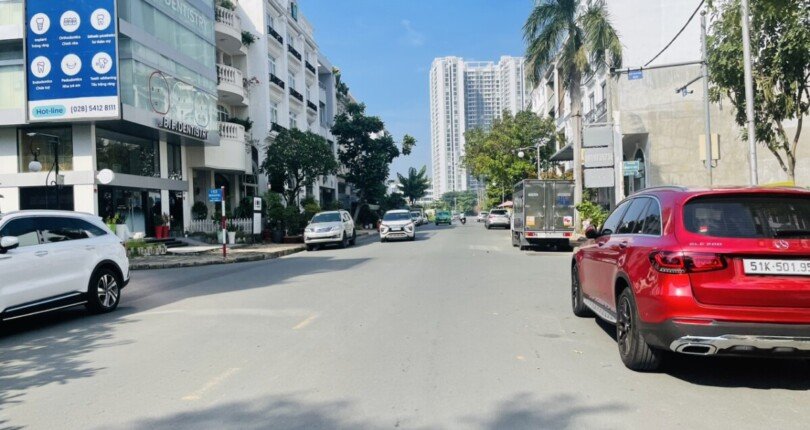 duong pham thai buong quan 7 1 810x430 - Giá cho thuê nhà Biệt thự nguyên căn mặt đường Phạm Thái Bường Phú Mỹ Hưng Quận 7 T2/2025