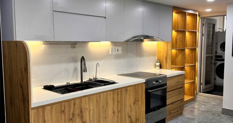 hinh anh bep duplex can ho can ban 810x430 - Cần bán căn duplex, chung cư Scenic Valley 1, 170m2, giá 9.2 tỷ, đầy đủ nội thất, xem nhà dễ.