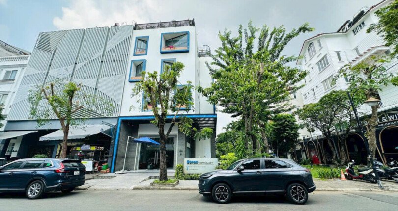 hinh anh mua ban toa nha van phong nguyen can duong cao trieu phat phu my hung quan 7 t2 2025 810x430 - Chủ gửi bán gấp tòa nhà văn phòng nguyên căn số 26 Cao Triều Phát phường Tân Phong Quận 7 t2/2025