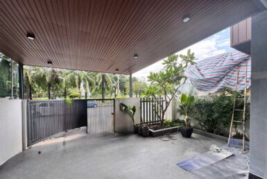 hinh-anh-san-vuon-rong-rai-truoc-nha-ban