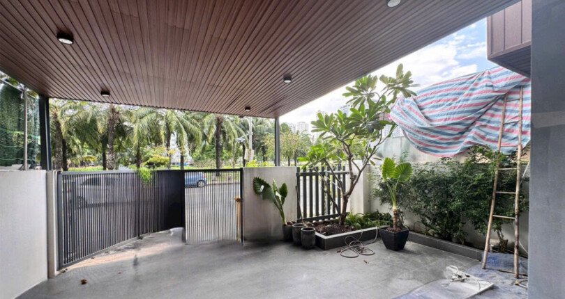 hinh anh san vuon rong rai truoc nha ban 810x430 - Giá mua bán nhà Biệt thự nguyên căn số 75 Nội khu Mỹ Thái 1C Quận 7 T2/2025