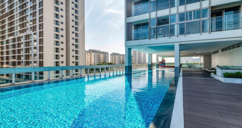 ho boi noi khu midtown 810x430 - Giá cho thuê căn hộ 4 phòng ngủ chung cư Midtown m5 Quận 7 T2/2025