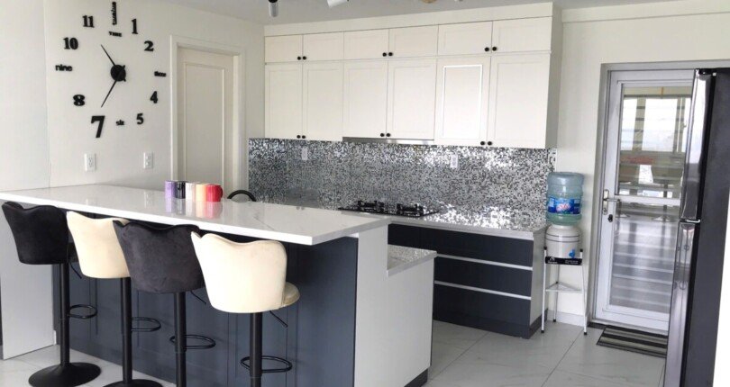 khong gian bep can ho ban 810x430 - Giá mua bán căn hộ Tophouse 5 phòng ngủ chung cư Happy Valley Quận 7 T2/2025