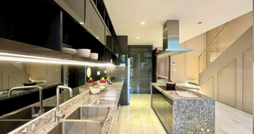 khong gian bep rong rai 3 810x430 - Giá mua bán căn hộ duplex Tháp T12-08 chung cư The Infiniti Quận 7 T2/2025
