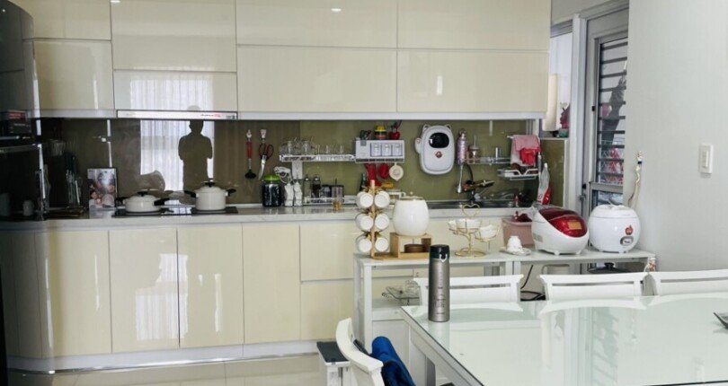 khong gian bep va phong an sang trong 810x430 - Giá mua bán căn hộ 3pn Block A chung cư Happy Valley Quận 7 T2/2025