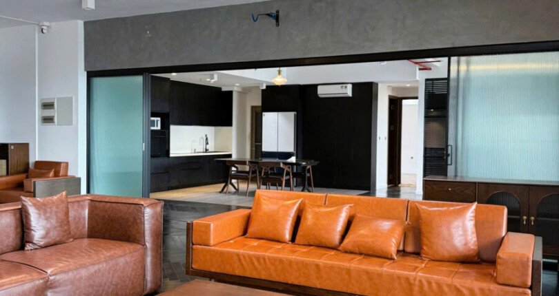 khong gian phong khach can ho ban 3 810x430 - Duy nhất bán cặp căn hộ thông nhau tại chung cư Midtown m8, 254m2, nội thất cao cấp, giá 30 tỷ