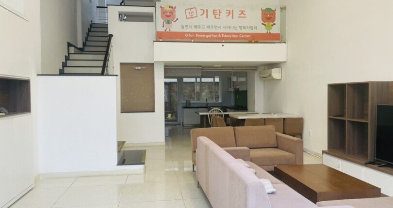 khong gian phong khach tang tret 1 810x430 - Giá cho thuê tòa nhà nguyên căn số 478 Phạm Thái Bường Quận 7 T2/2025