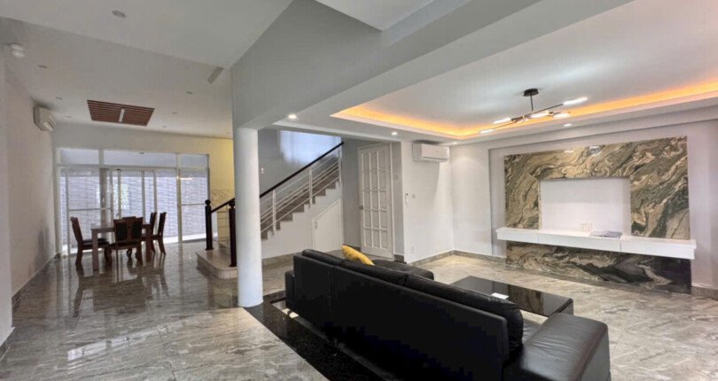 khong gian phong khach tang tret 2 810x430 - Giá mua bán nhà Biệt thự nguyên căn số 75 Nội khu Mỹ Thái 1C Quận 7 T2/2025